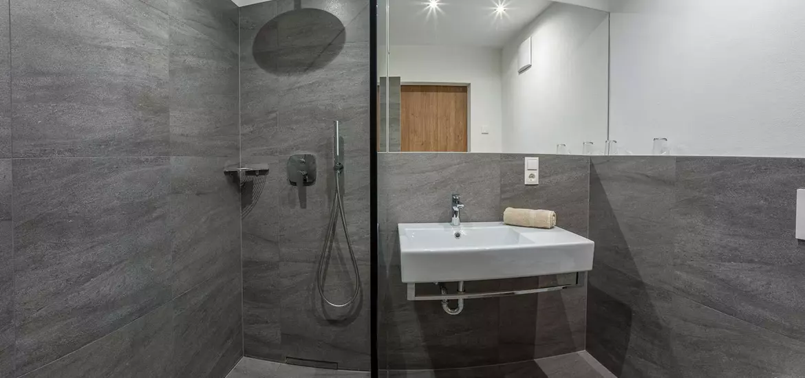 badezimmer-dusche-spiegel